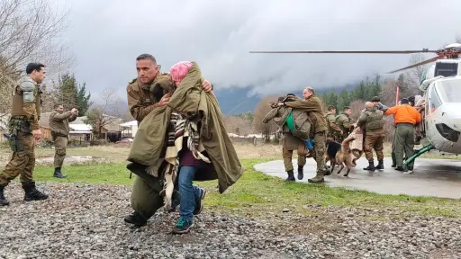 Rescatan a cuatro profesoras y dos niños desde localidad de Butalelbun 