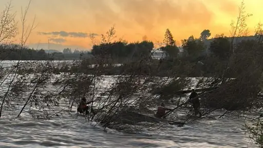 Actualización: Rescatan a personas atrapadas en islote en el río Biobío