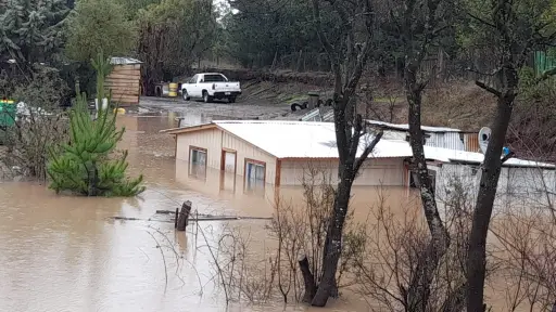 Vecinos afectados en el sector de Los Calderones camino a Santa Bárbara 