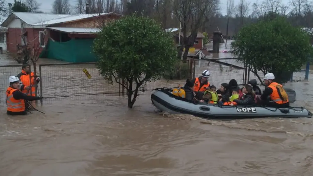 Rescate de familias por inundaciones, Carabineros