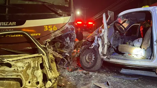 Cuatro lesionados dejó triple colisión de bus y dos vehículos particulares en Nacimiento
