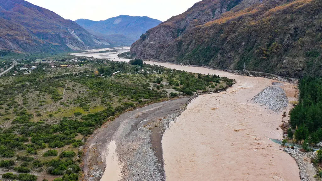 Foto de caudal de río después de las lluvias