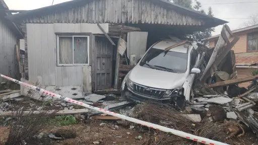 Camión sin frenos arrasó con casas, vehículos y provocó corte de luz en Mulchén