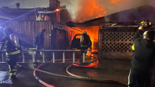 VIDEO: Dos viviendas resultaron con daños tras incendio en Los Ángeles