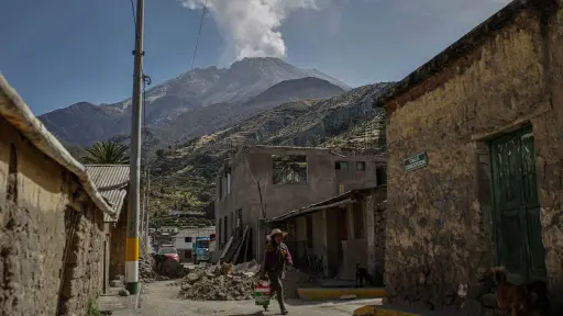 Perú aplicará un plan de contingencia por la actividad del volcán Ubinas