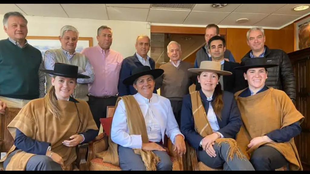 Ferochi con representantes del Rodeo Femenino en mesa de trabajo., caballoyrodeo.cl