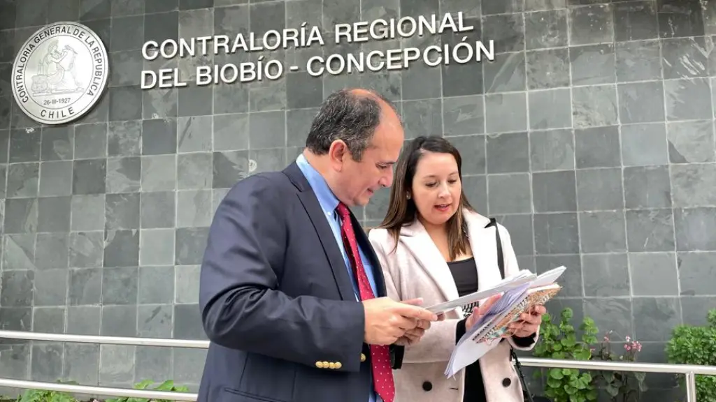 El gobernador Rodrigo Díaz y la encargada jurídica (s) del Gore, Karen Flores, fueron a la Contraloría Regional., Gore Biobío