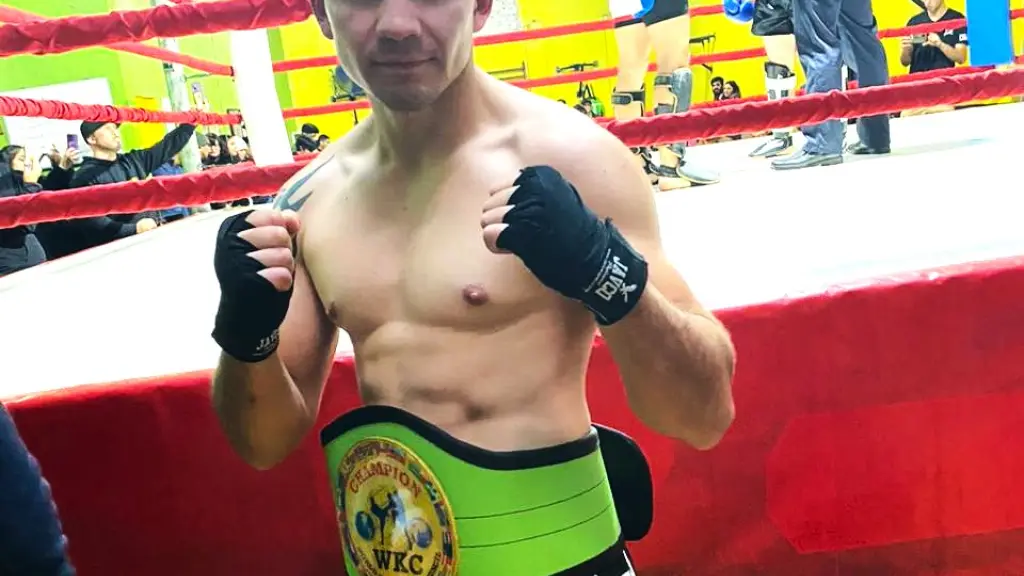 El angelino Reynaldo Torres, luciendo con orgullo su cinturón., La Tribuna