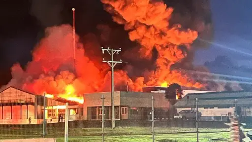 Incendio destruyó instalaciones del packing Huertos Collipulli en Ercilla