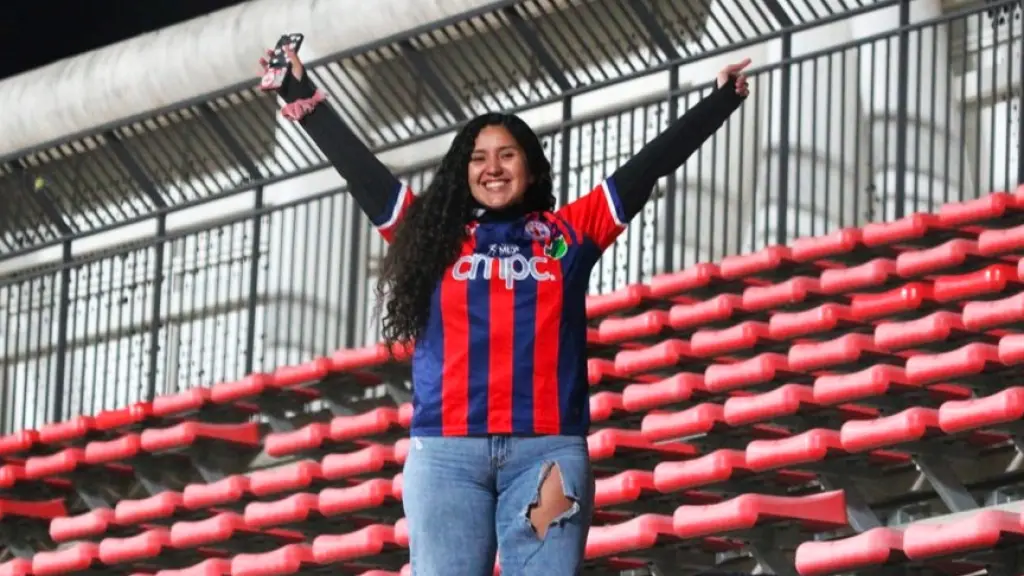 La solitaria hincha Azulgrana que despertó la admiración del mundo del fútbol., La Tribuna