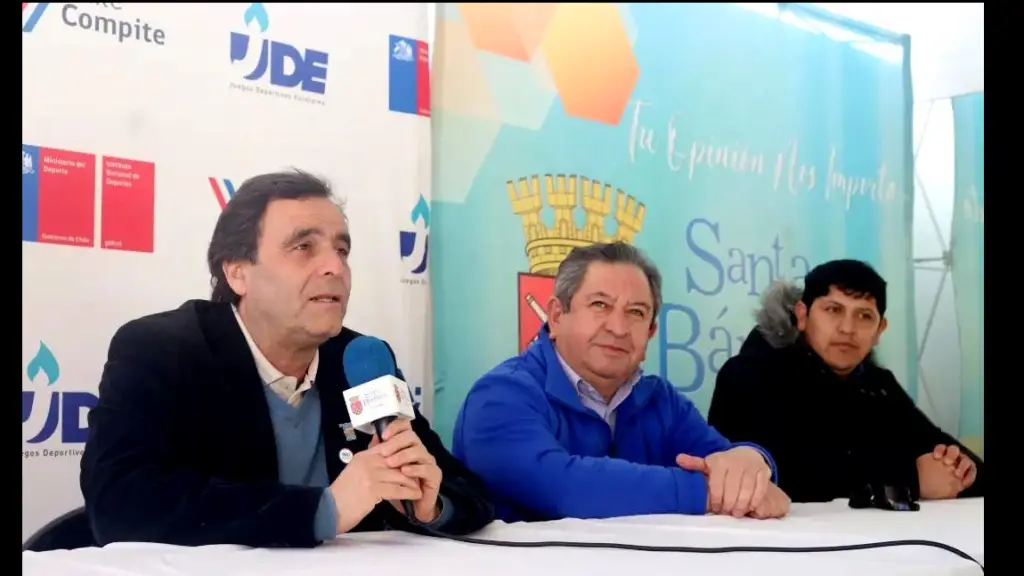 El Director regional (s) del IND Leonardo Baño junto al edil de Santa Bárbara, Daniel Salamanca, formalizando a la comuna como subsede., Mindep