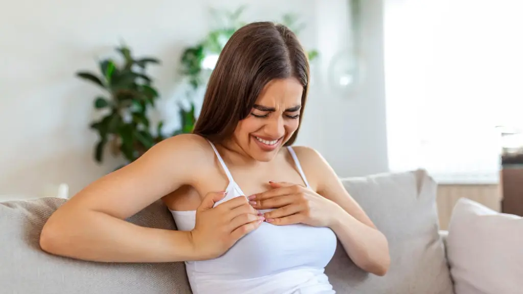 Mujer con dolor en el pecho, Freepik