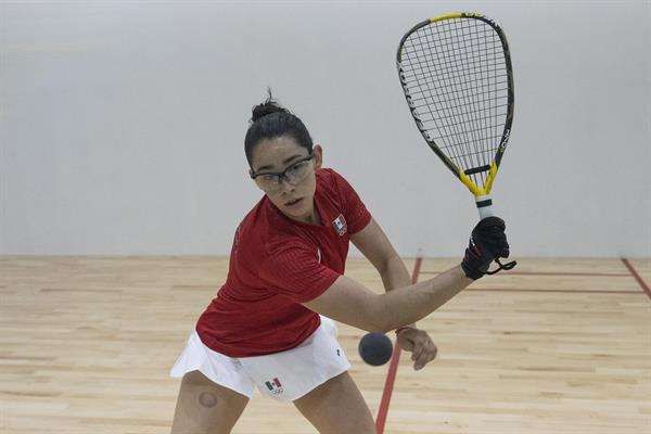 Fotografía de archivo de Montserrat Mejía de México enfrentando a Kylie Larduet de Cuba durante la competencia de racquetbol individual femenino, el 24 de junio de 2023, en los Juegos Centroamericanos y del Caribe en Santo Domingo (República Dominicana).  / EFE