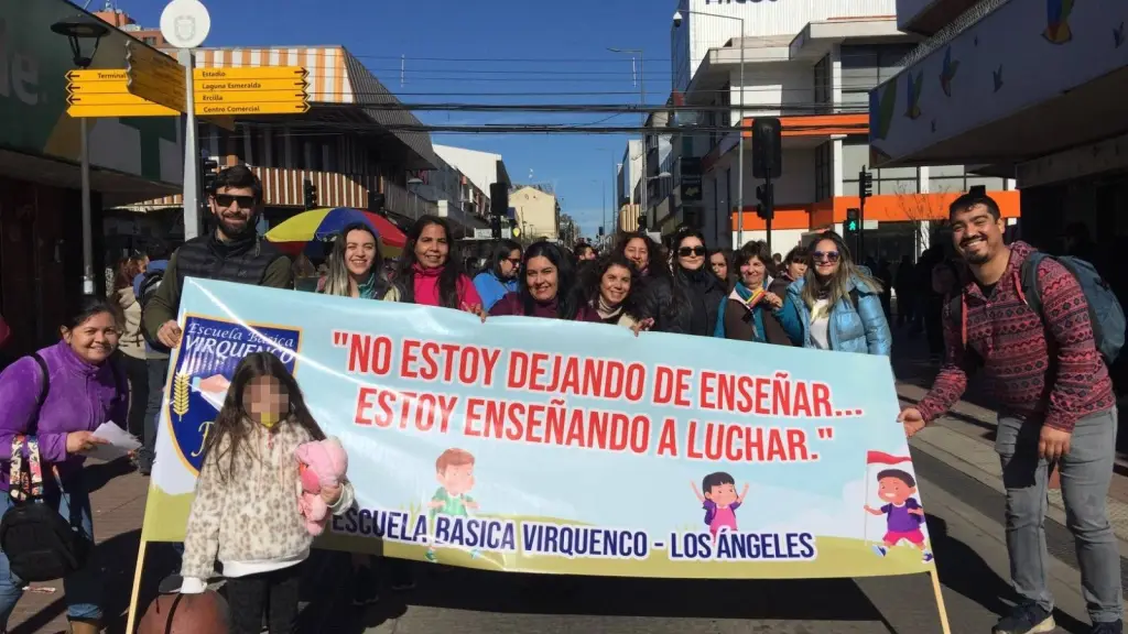 Marcha profesores en Los Ángeles, La Tribuna
