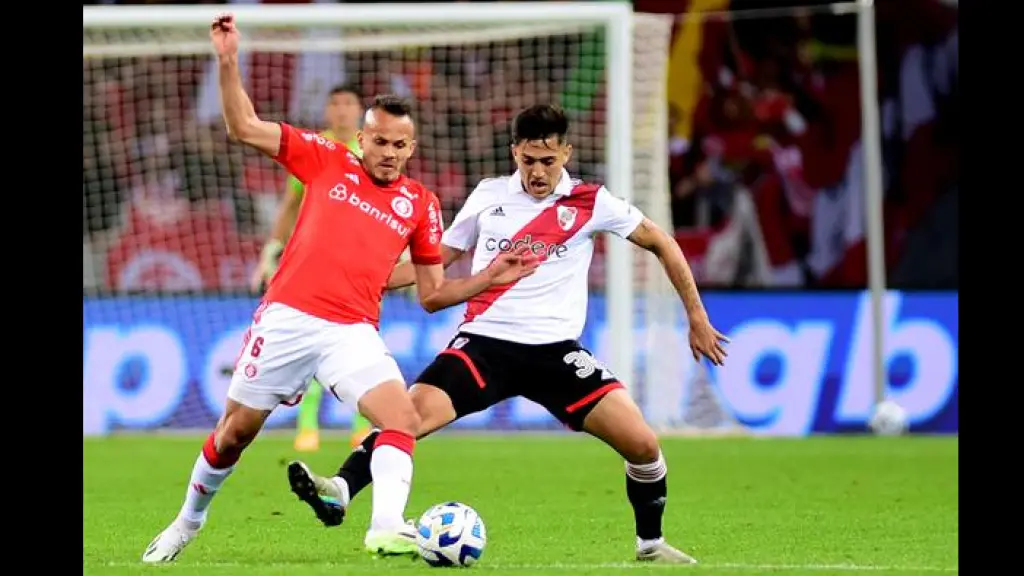 Rene (i) de Internacional disputa un balón con Pablo Solari de River , en un partido de los octavos de final de la Copa Libertadores este 8 de agosto de 2023. EFE/ Ricardo Rimoli, EFE