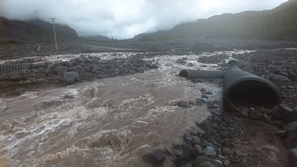 Desborde de río Pangue dejó intransitable camino de Parque Nacional Laguna del Laja