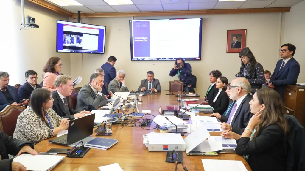 Ministro Carlos Montes solicitó sesión secreta en comisión de convenios, cedida