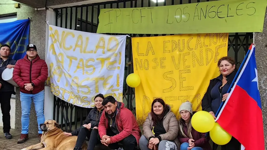 Estudiantes de instituto profesional Los Lagos de Los Ángeles protestaron por cierre de las dependencias