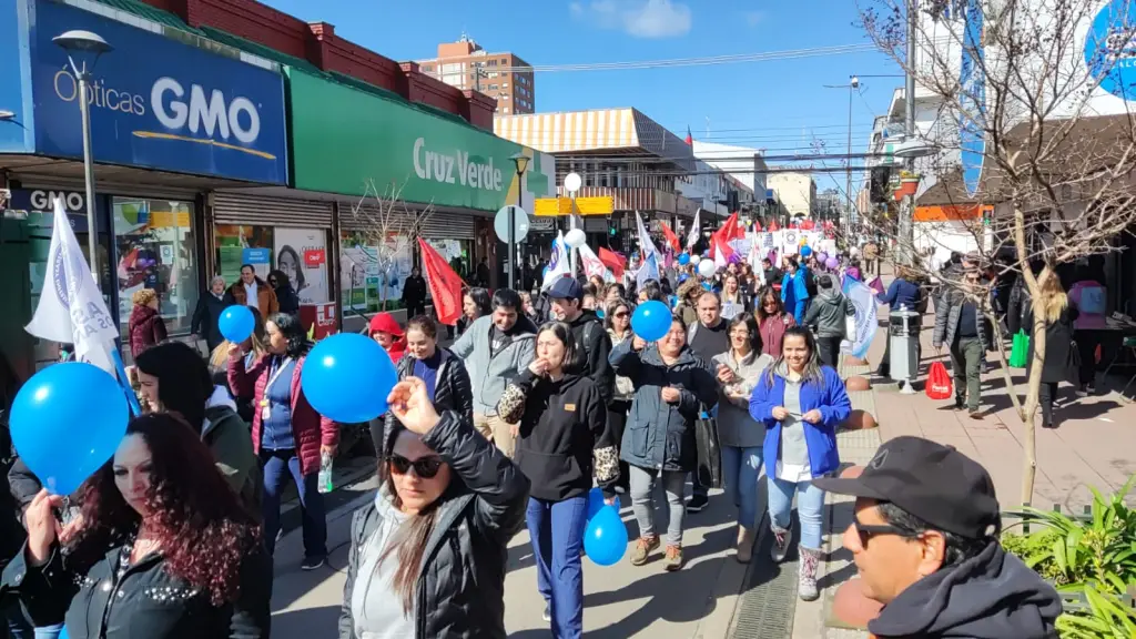 Marcha de funcionarios de la Salud en el  centro de Los Ángeles.