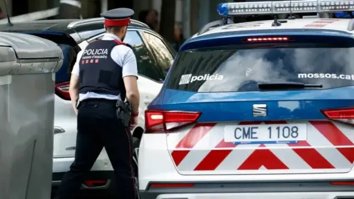 Detienen a hijo de cónsul de Chile en Barcelona: Usaba vehículo diplomático para cometer delitos