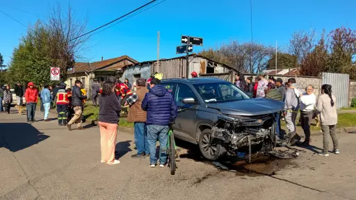 Dos vehículos protagonizaron colisión en Mulchén: Uno derribó cierre perimetral de vivienda