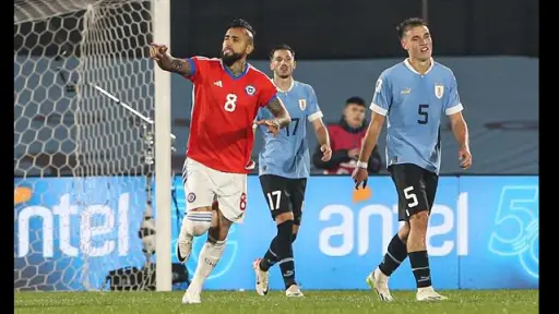 Con doblete de De la Cruz, el Uruguay de Bielsa se estrena con victoria ante Chile