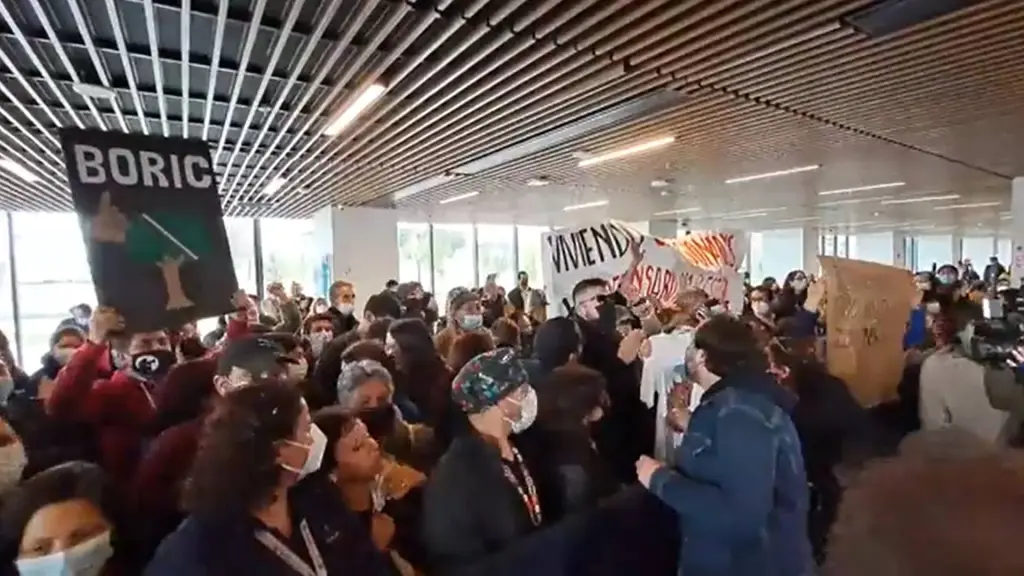 Manifestaciones en contra y a favor del Presidente Gabriel Boric.