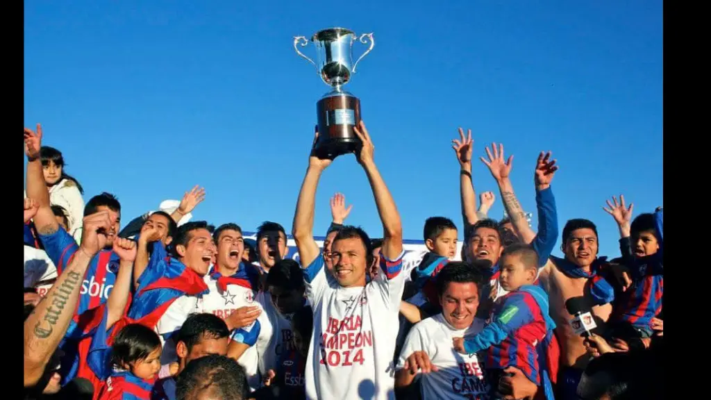 José Salcedo levantando la copa de Campeón de la Segunda División Profesional 2014, La Tribuna