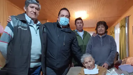 Distinguen a abuelita de Antuco por cumplir 100 años de edad: familia cuidadora también fue destacada