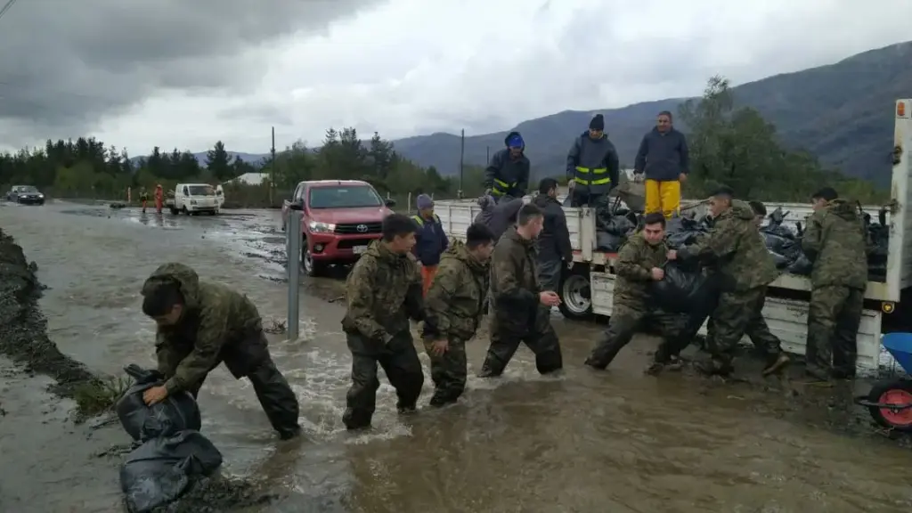 Soldados Conscriptos del Destacamento N.° 17 “Los Ángeles” en apoyo a la comunidad afectada para las inundaciones y desbordes de ríos en la provincia. , Cedida