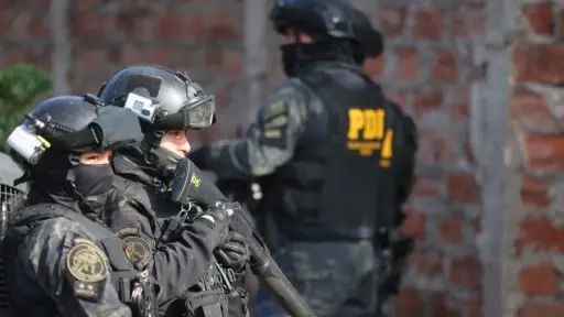 Operativo contra la resistencia Mapuche deja 12 detenidos: Hay dos funcionarios de Carabineros entre ellos 