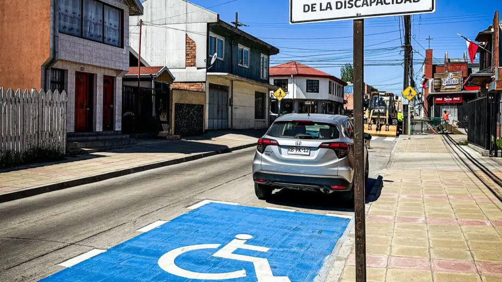 Municipalidad de Nacimiento pintó nuevos estacionamientos inclusivos para personas en situación de discapacidad