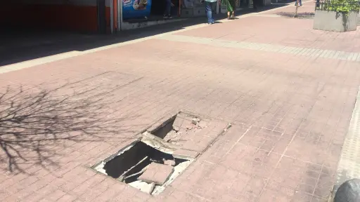 Reportan peligroso hoyo en calle Colón en centro de Los Ángeles: Las autoridades deberían estar más pendientes