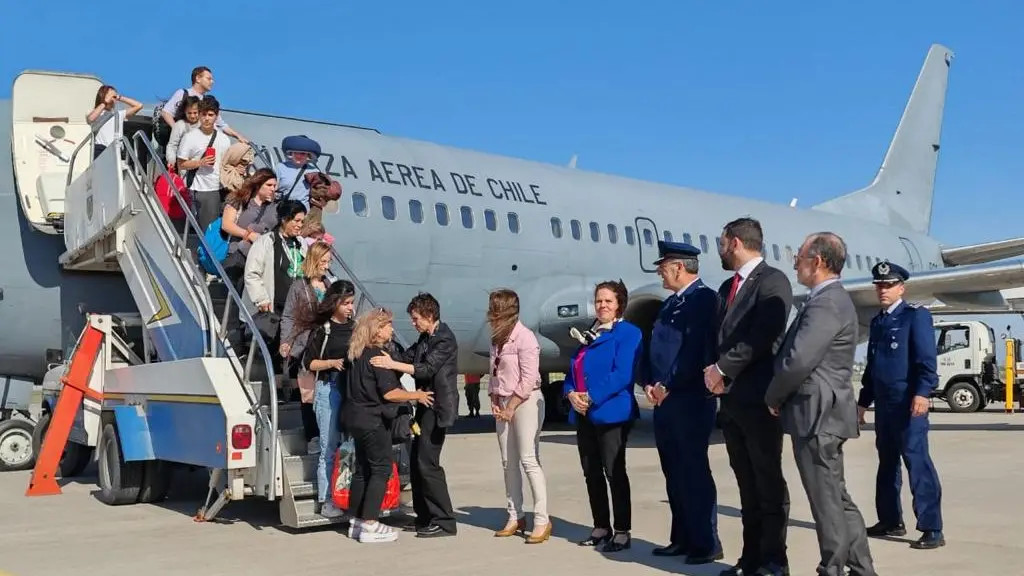 Llegaron a Santiago chilenos evacuados desde Israel en avión humanitario de la FACh., X | @FACh_Chile