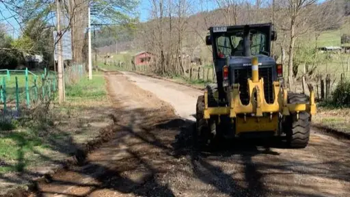 Mejoran caminos vecinales en Santa Bárbara gracias a motoniveladora traída por convenio de colaboración