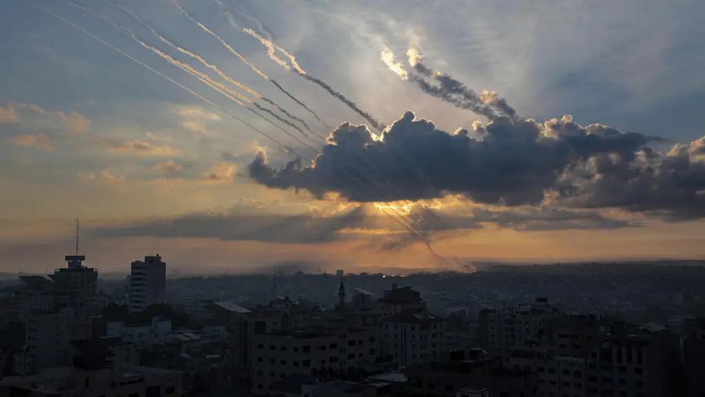 Las Brigadas de Al Qasam, el brazo armado de Hamás,lanzan cohetes desde la franja costera de Gaza hacia Israel. , EFE/EPA/Mohammed Saber