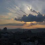 Las Brigadas de Al Qasam, el brazo armado de Hamás,lanzan cohetes desde la franja costera de Gaza hacia Israel. , EFE/EPA/Mohammed Saber