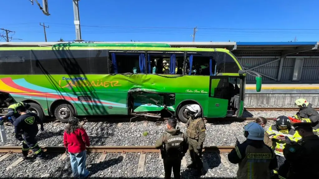 Bus choca con Biotren en San Pedro de la Paz