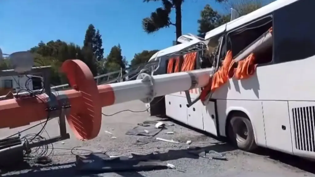 Bus queda destrozado tras caída de antena de celular en Los Ángeles 
