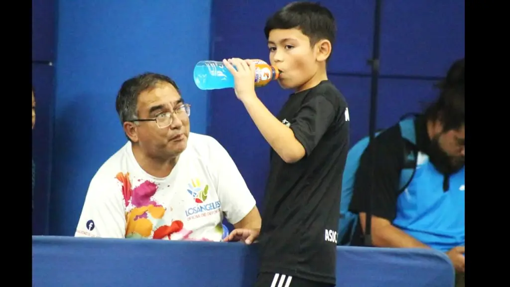 Mateo Iglesias junto a su entrenador Roberto Morales, La Tribuna
