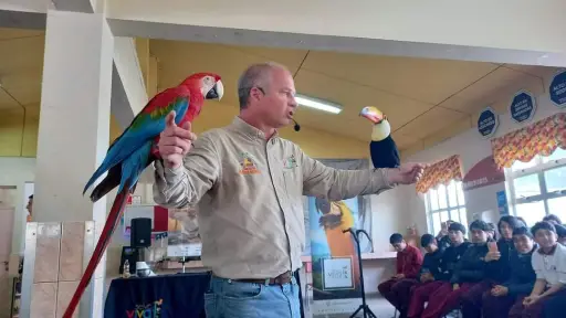Estudiantes de Escuela Canadá de Nacimiento vivieron interactiva jornada con famoso entomólogo Alfredo Ugarte