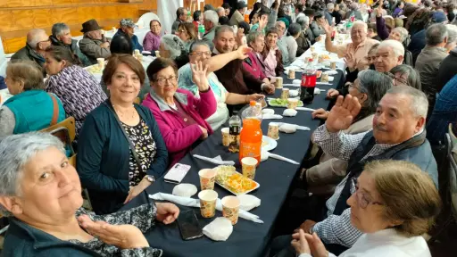 Cerca de mil adultos mayores celebraron su día en masivo almuerzo en Santa Bárbara