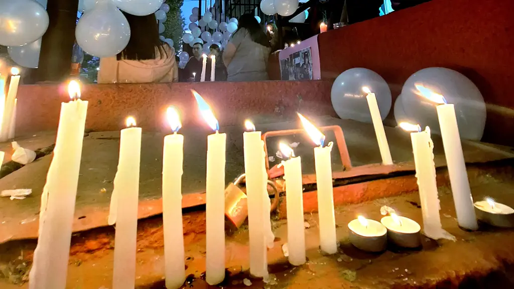 Decenas de velas se encendieron para recordar a María Jesús, La Tribuna