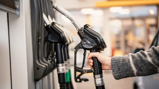Alza de combustibles: Bencinas superarían los .350 a mediados de noviembre