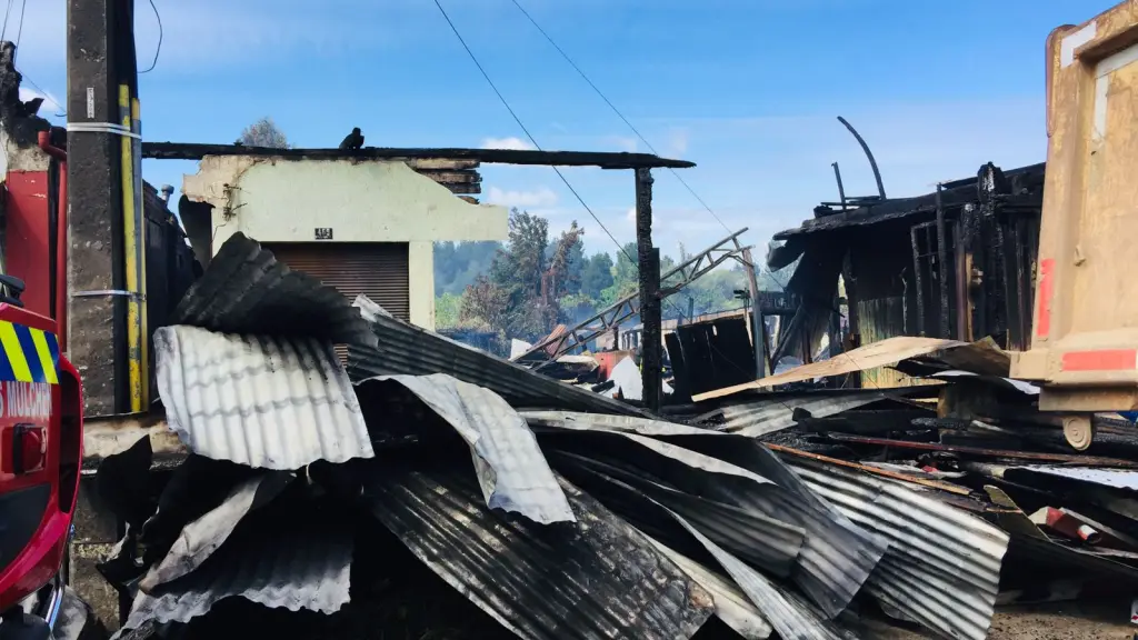 Siete locales comerciales y tres viviendas dañadas tras incendio en casco histórico de Mulchén