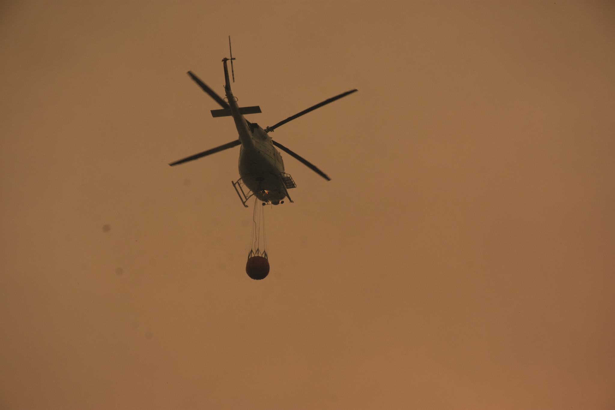 Helicóptero combatiendo incendio / Facebook Municipalidad de Yumbel