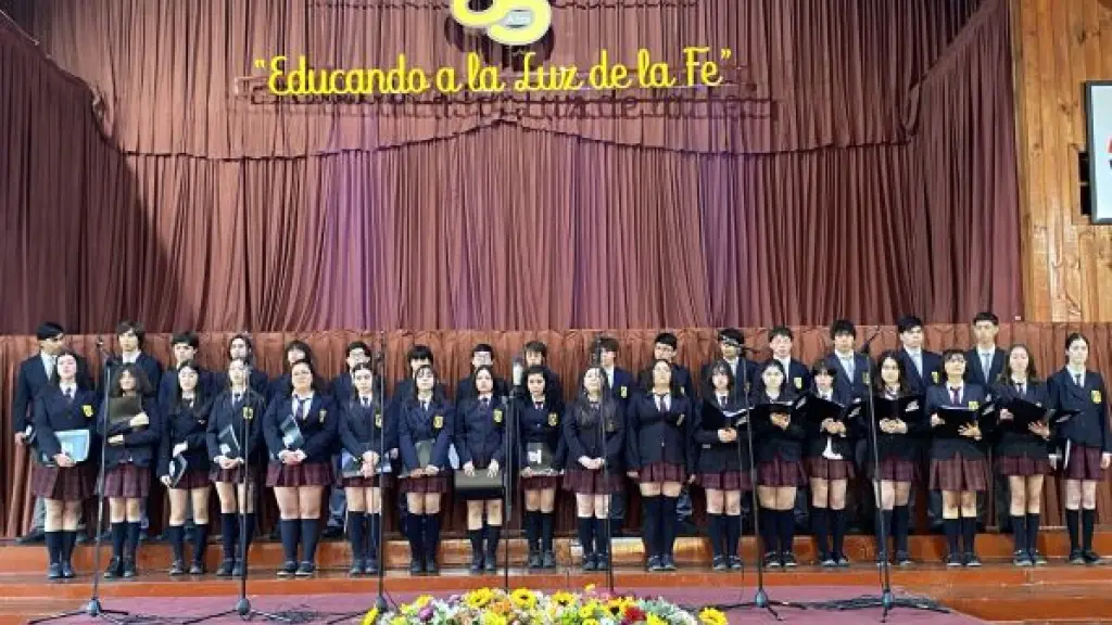 Coro Juvenil del Liceo Alemán del Verbo Divino de Los Ángeles, dirigido por el profesor Claudio Bahamondes. | LAVD