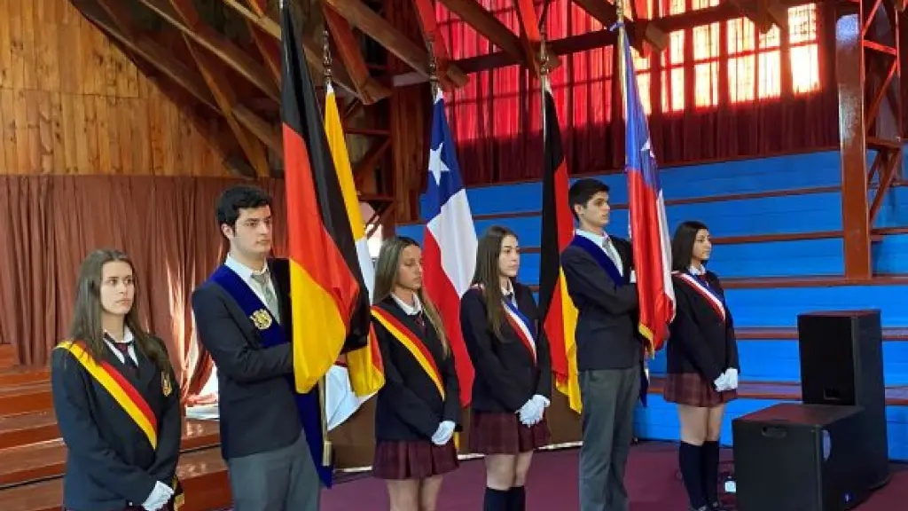 Alumnos abanderados, portan bandera de Chile y Alemania. | LAVD