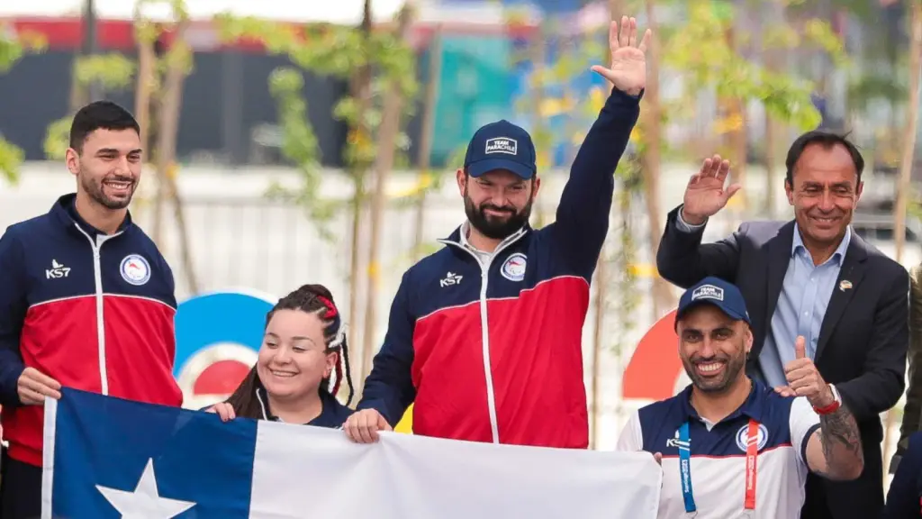 En el Paseo Parapanamericano de las torres de Cerrillos, el mandatario les entregó el emblema de Chile a la para tenimesista Tamara Leonelli y al para nadador Vicente Almonacid, quienes serán los abanderados en la inauguración de este evento deportivo., Santiago 2023