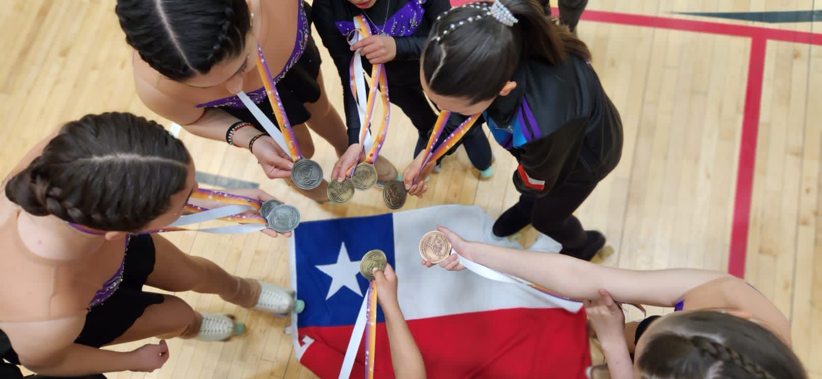 Felices mostrando sus medallas / La Tribuna